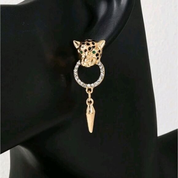 Leopard Holding Ring and Gold Plated Zir Leopard Tassel Earrings - Picture 4 of 5